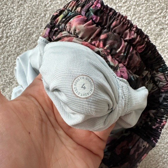 Lululemon Hotty Hot Low-Rise Lined Short 4" Stencil Blossom Red Multi/Sheer Blue - Picture 3 of 7